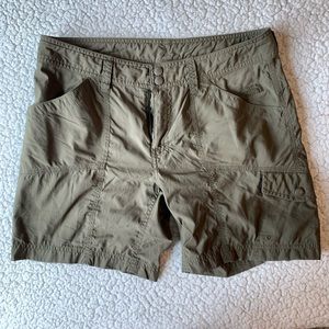 LIKE NEW The North Face Women Cargo Shorts size 8